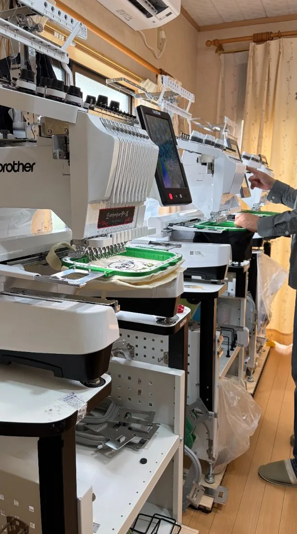 業務用刺繍機が並ぶ工房