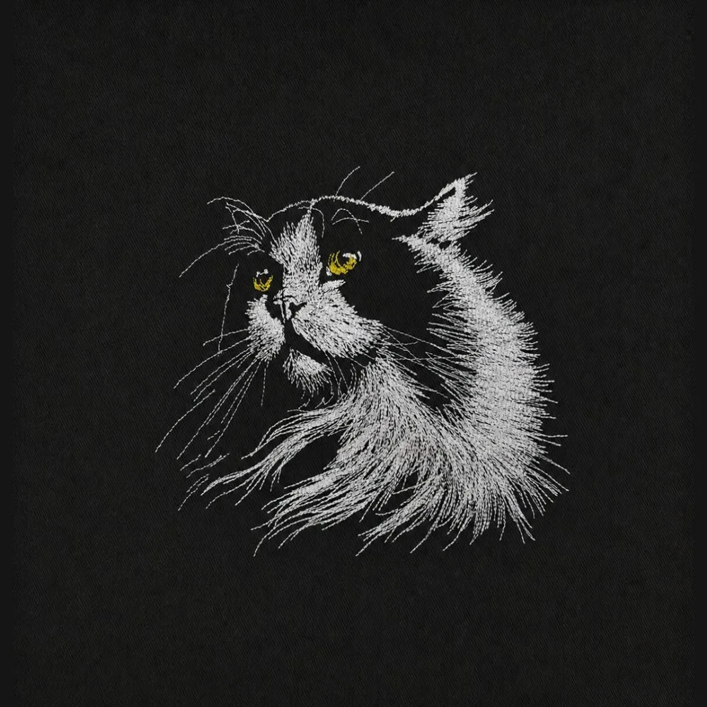 黒地の猫の刺しゅう作品